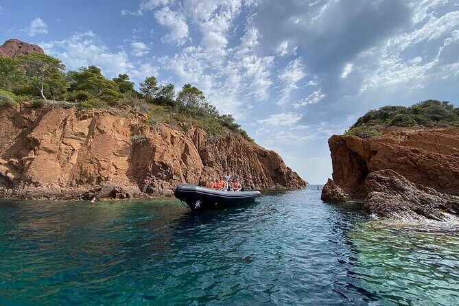 Boat excursion - Cannes Esterel Coves Insight – 1H30 - Passing Pointe de l’Aiguille in Théoule-sur-Mer: the cliffs and secret coves feel