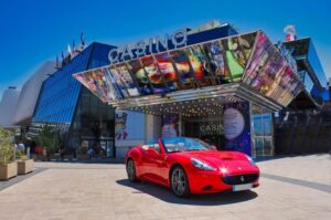 Cannes : Visite guidée en Ferrari sur les routes de Cannes - Starting at 73 Bd de la Croisette: The Martinez Hotel Meet-Up