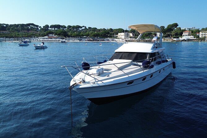 French Riviera Sunset Cruise - New Excursion for 2024! - Captain Conor’s hosting style: friendly, organized, and photo-ready