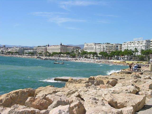 From Nice: Cannes, Antibes & Saint-Paul-de-Vence Tour - Inside the Minivan: Comfort, Group Size, and Pace