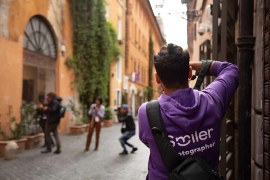 Nice: Private Professional Photoshoot in Old Nice - The Photographer’s Eye: Posing Help and Real-World Spot Finding