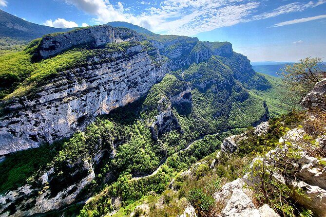 Private discovery of the hinterland of the Côte d'Azur - A hillside day that shows a different Côte d’Azur