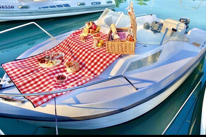 Sunset Private Boat Tour In Nice - Meeting at Port Lympia and the 7:00 pm rhythm