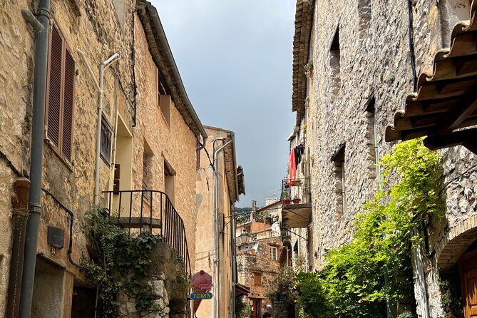 Villages Médiévaux,Grasse, Gourdon, Tourrettes sur Loup, St Paul - Tourrettes-sur-Loup: violets, vaulted streets, and atelier culture