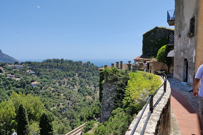 Visit of the Medieval Village of Èze - Chemin de la Chapelle: Reaching the Chapel of the Holy Cross